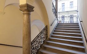 Andrassy Garden Apt in Center